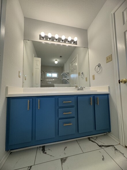 Master bathroom - 736 Patchway Ln