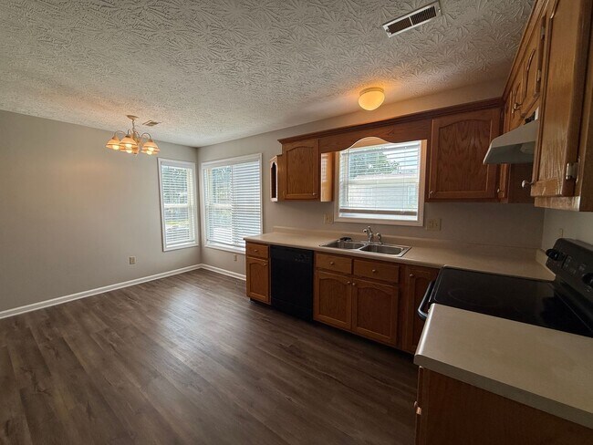 Building Photo - 3 Bedroom Available Now!