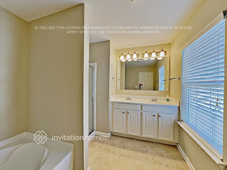 Building Photo - 2880 Mayfair Dr