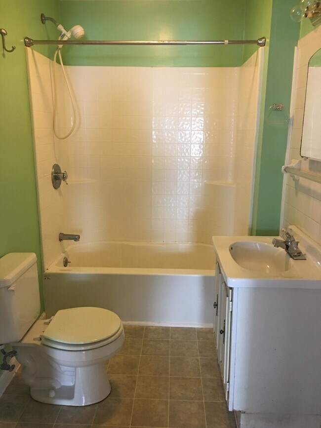 Building Photo - 3 bedroom, 1 bath Home - Available: August 2027!