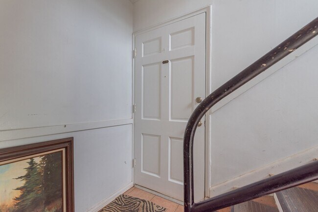 Building Photo - $975 - 2 bed/1 bath apartment for rent in Summerville, in-unit washer & dryer!