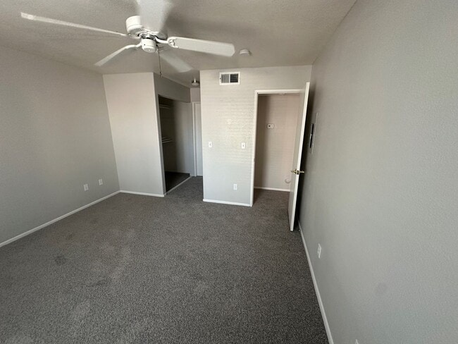 Building Photo - 2 Bedroom 2 bath condo with a den ready for move in!! Ask about our promotion!!