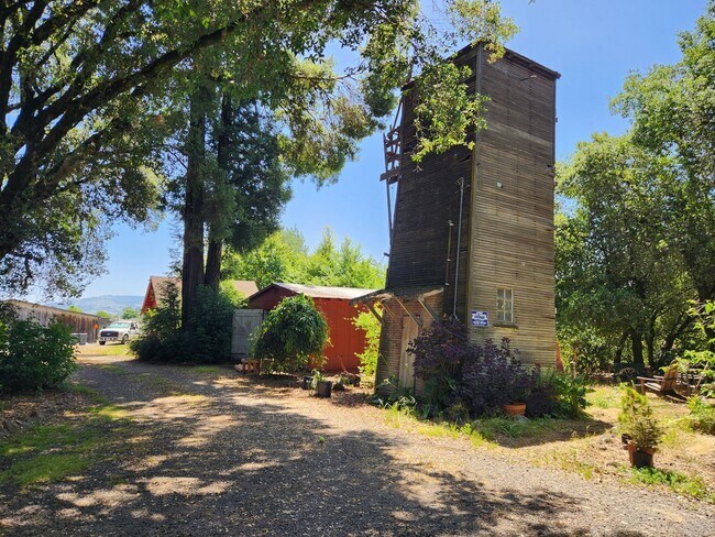 Building Photo - Beautiful 3 Bedroom/1 bathroom home with a...