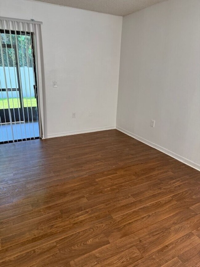 Building Photo - Coral Gardens one bedroom condo