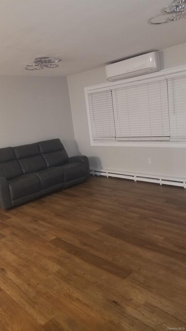 Building Photo - 7 Merriewold Ln S