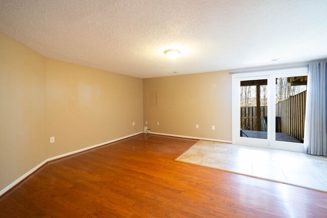 Building Photo - Great 3 BD 3.5 BA Townhome in a great location!