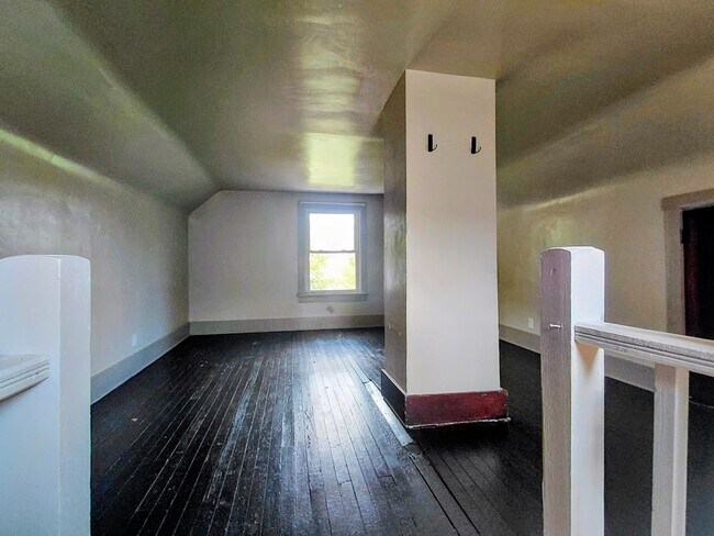 Building Photo - Three bedroom one bathroom home for rent