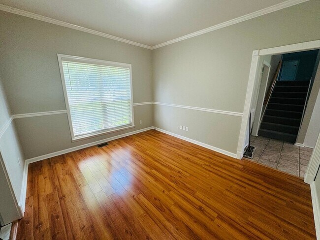 Building Photo - 449 Sanders Ln