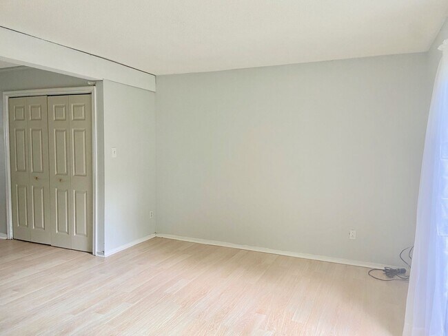 Building Photo - 2BD/ 2.5BA Townhouse near Town Center! Was...