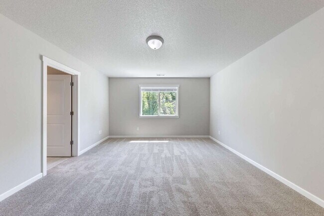 Building Photo - Spacious 4 bedroom home in Dayton