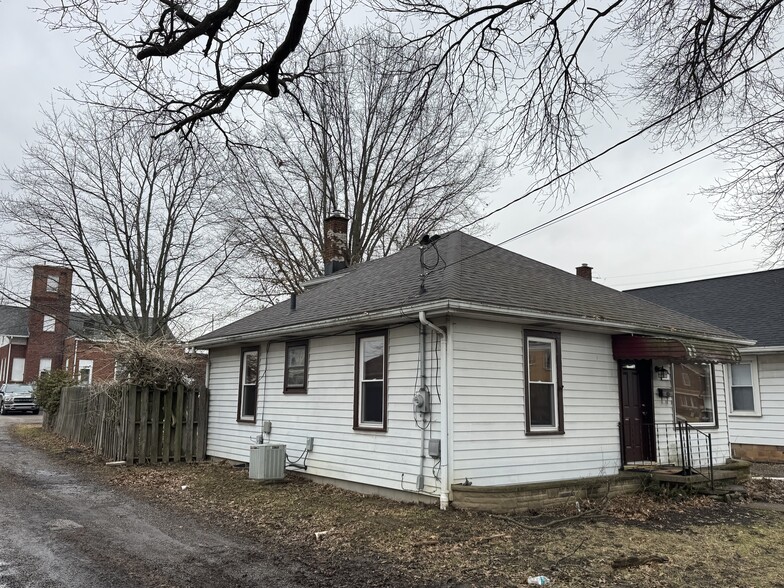 Building Photo - 2121 Cherry Ave