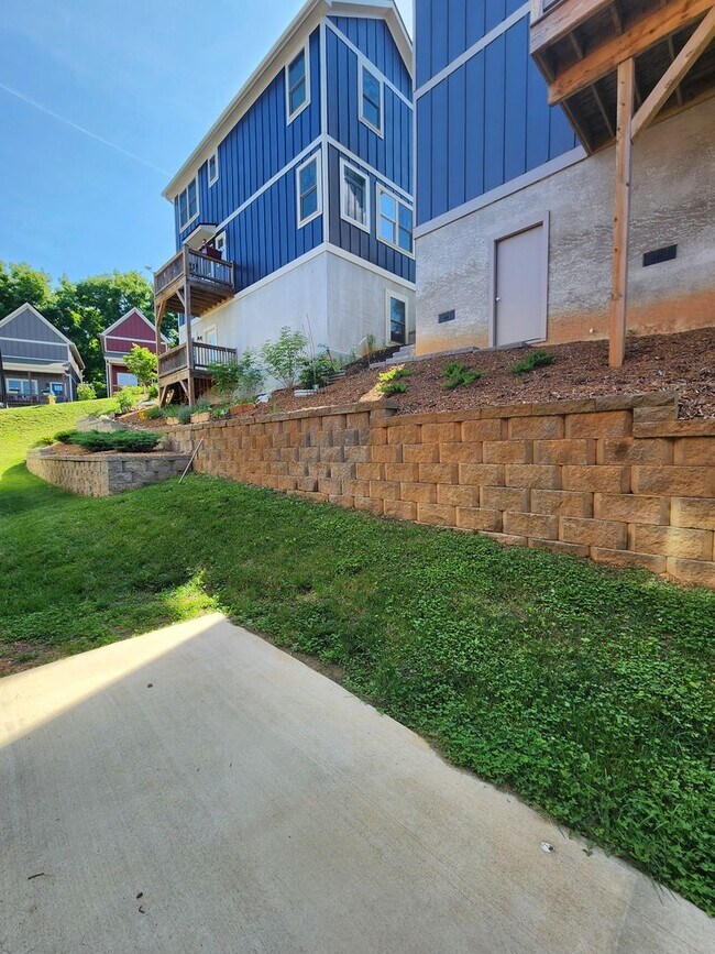 Building Photo - RENT SPECIAL!!!!!  Weaverville Rental