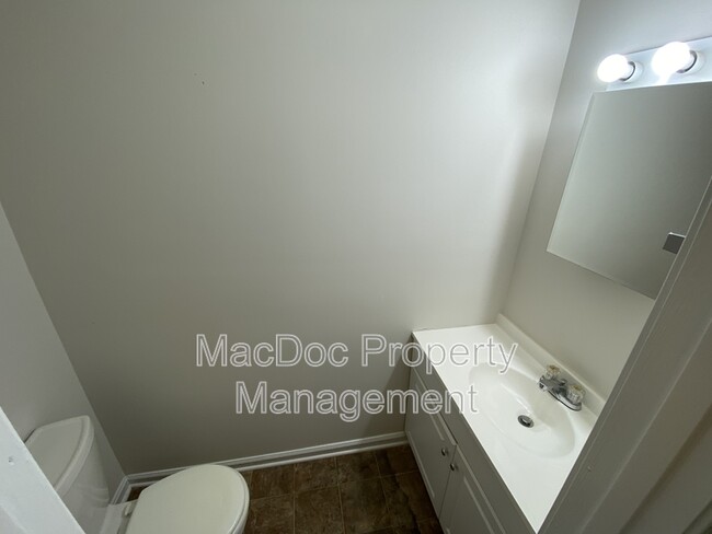 Building Photo - 104 Kings Mill Dr