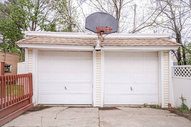 Building Photo - Very Spacious Four Bedroom Home For Rent!