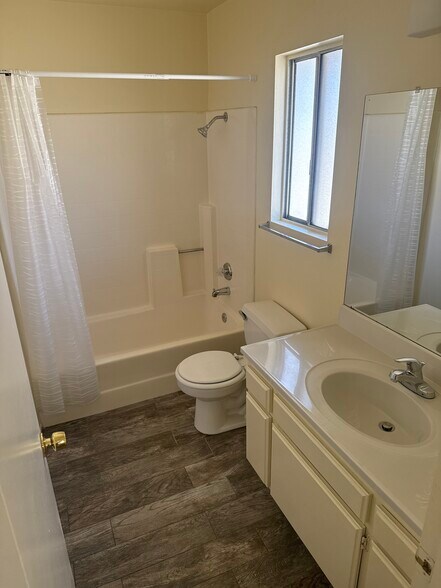 Full Bathroom - 712 Summerwood Ln