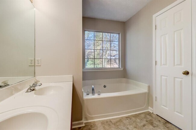 Building Photo - 715 Durham Ridge Dr NW