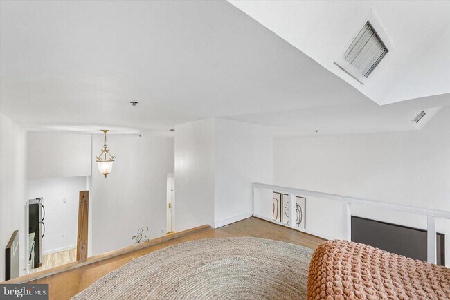 Building Photo - 315 New St