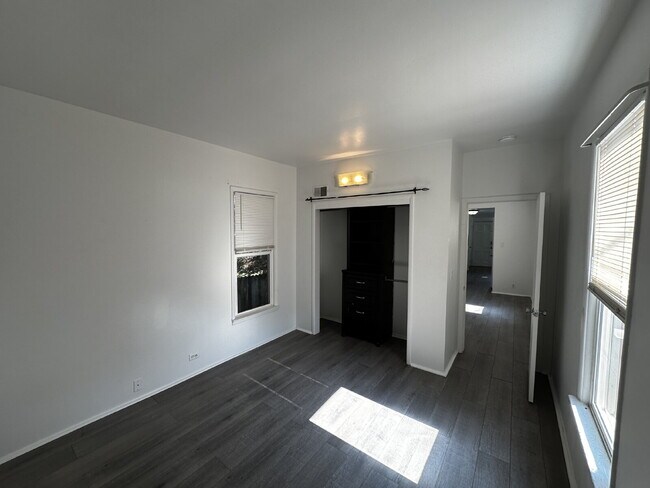 Building Photo - "Charming 1-Bed Oasis in Denver's Heart – Cozy Comforts!"
