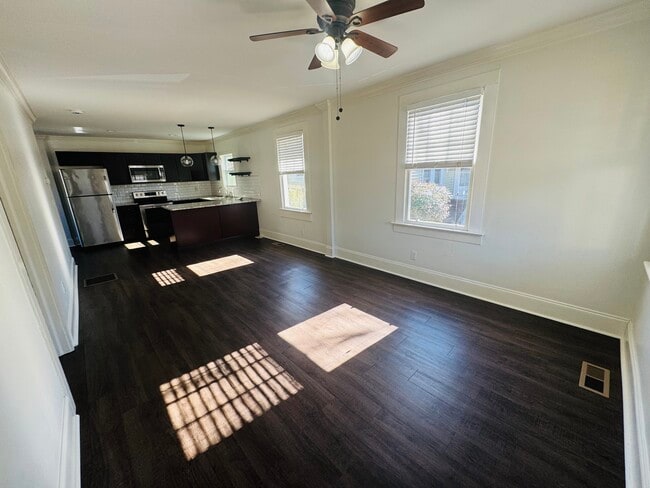 Building Photo - 105 Moultrie St