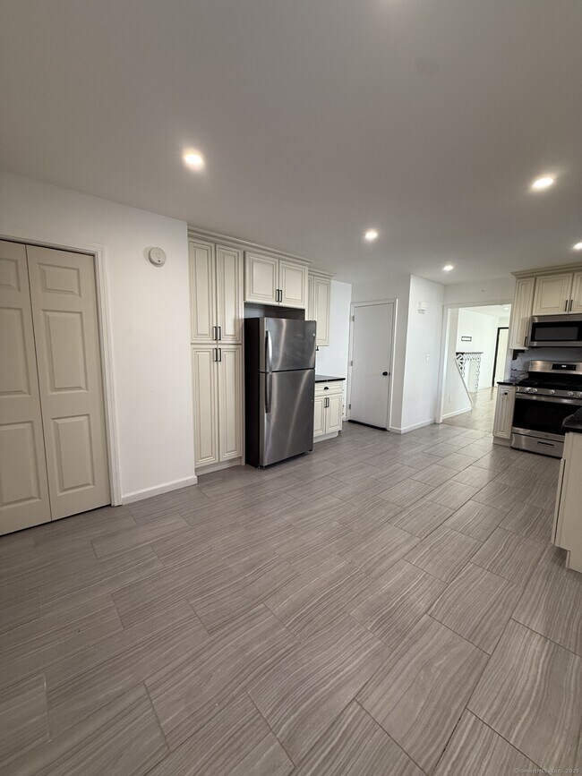 Building Photo - 45 Birdsey St