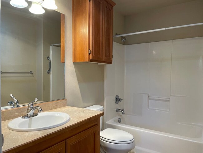 Building Photo - 55 Plus Community-1 Bedroom 1 Bath---Bonus Room/Office Space-Located in Friendly Central Point