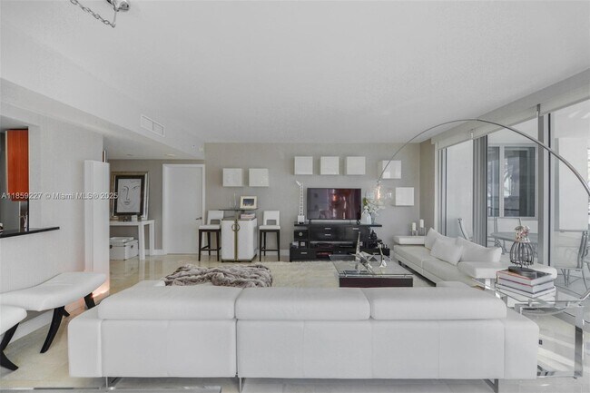 Building Photo - 1331 Brickell Bay Dr