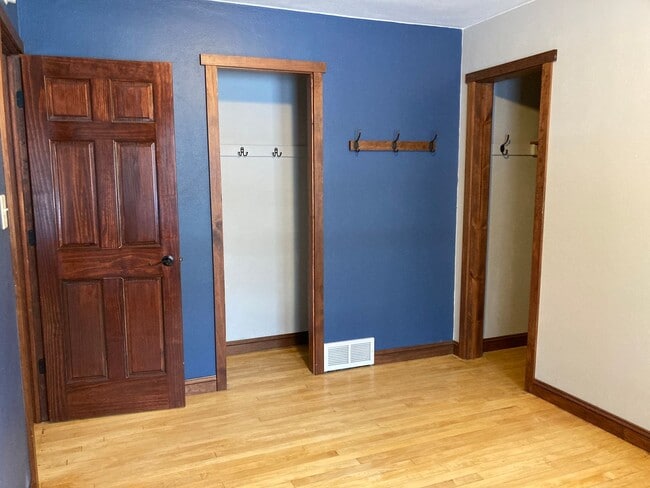 Building Photo - Amazing 4 Bedroom 2 Bathroom House with Garage!