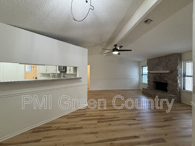 Building Photo - 1203 W Austin St