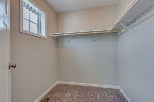 Building Photo - End Unit Town Home avail April 2026 : 3bd2ba2car garage Zimmerman