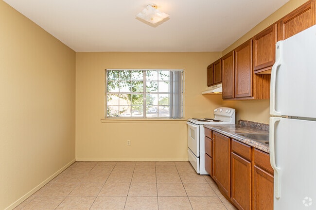 2BR, 1BA - 667SF - University Courtyard "Camelot"