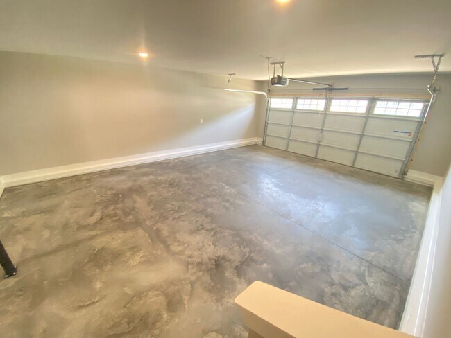 Building Photo - For Lease - 3BR, 2.5BA, 2300sqft home (Gallatin)