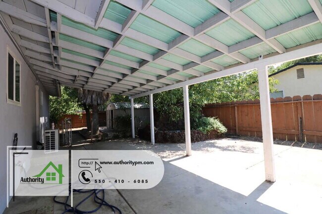 Building Photo - 3040 Sharon Ave