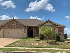 Building Photo - Stallion 3101 - 3105