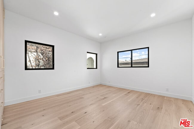 Building Photo - 162 N Almont Dr