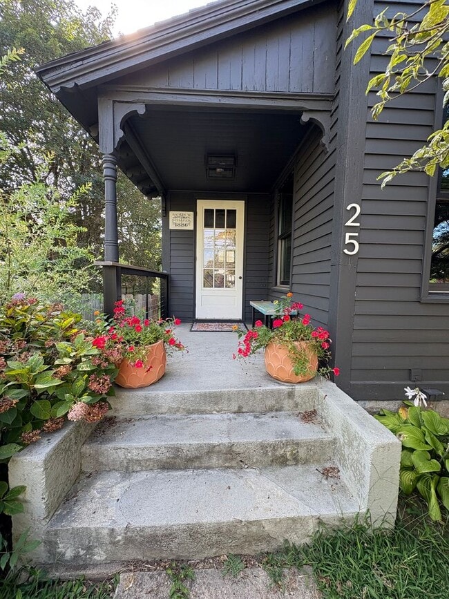 Primary Photo - Cozy 3-Bedroom 1.5 -Bathroom Home with Fen...