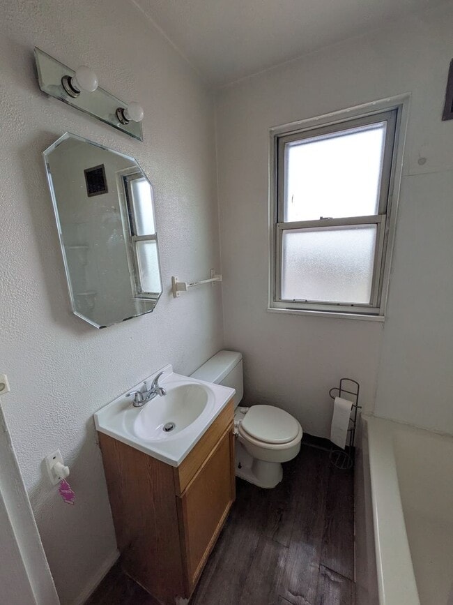 Building Photo - 2 bed 1 bath home with large living room a...