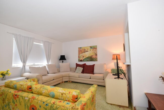 Building Photo - 715 Saxony Pl