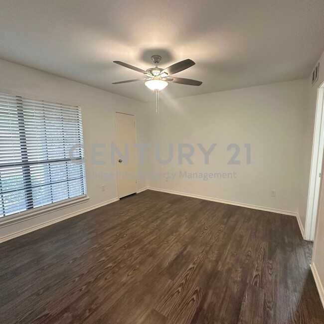 Building Photo - Beautiful 2-Story 2/2 Condo Located in Cop...