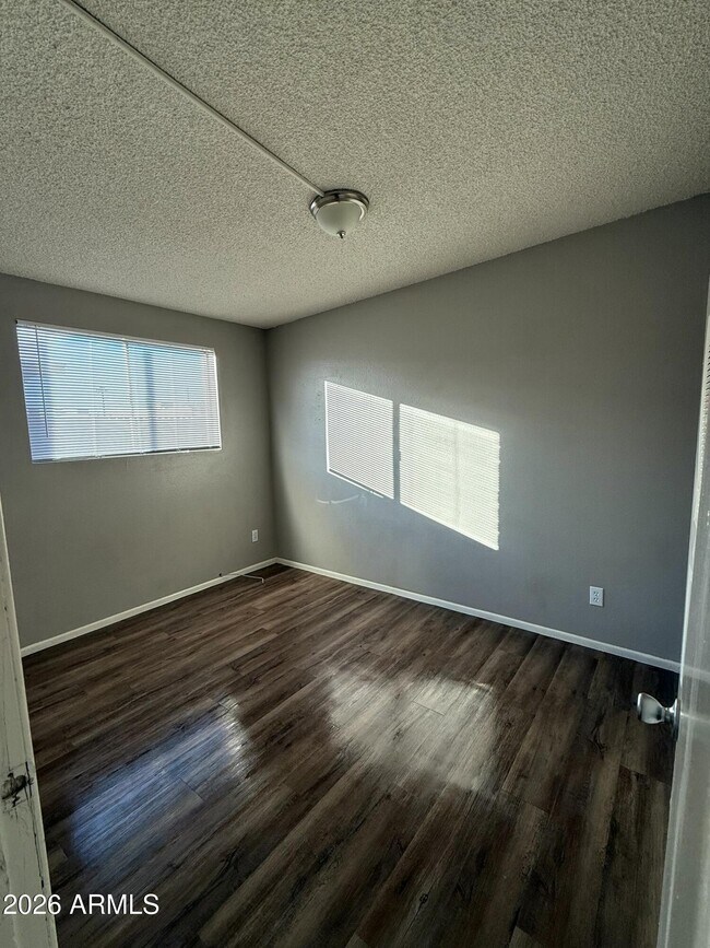 Building Photo - 102 E Ivy St