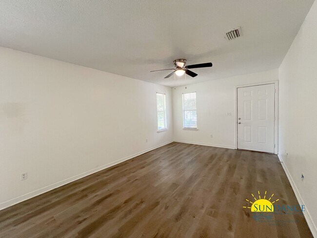 Building Photo - Inviting 2 Bedroom Duplex in Crestview!