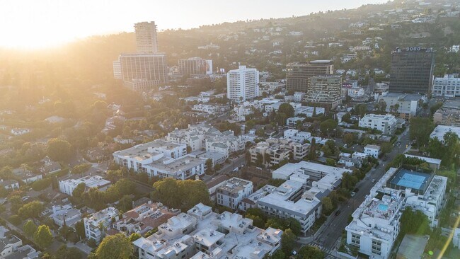 Building Photo - Fully remodeled 2BR/2BA Condo in prime West Hollywood!