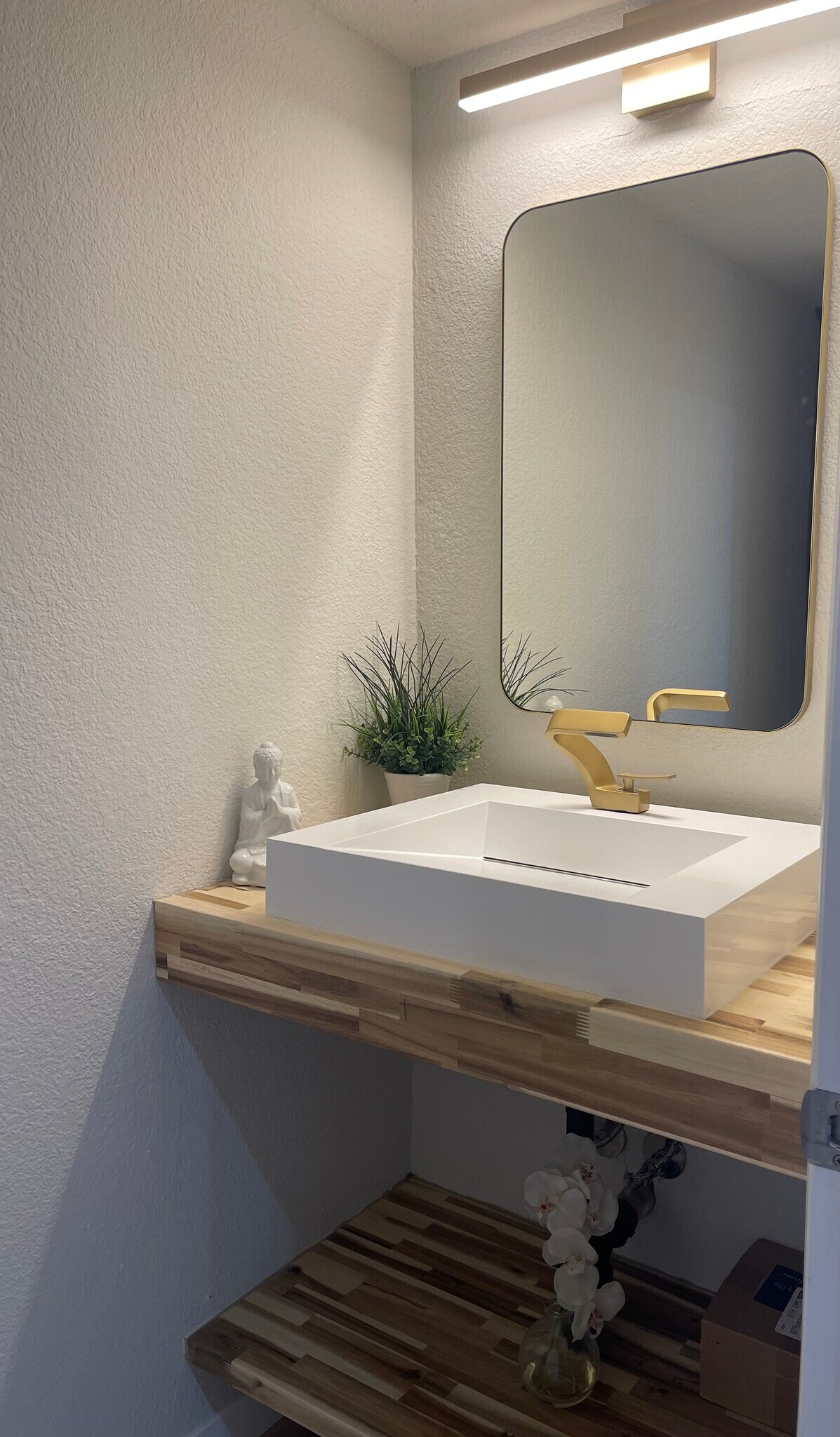 Powder Room - 5704 E Aire Libre Ave