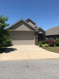 Building Photo - Adorable Home Close to Everything!