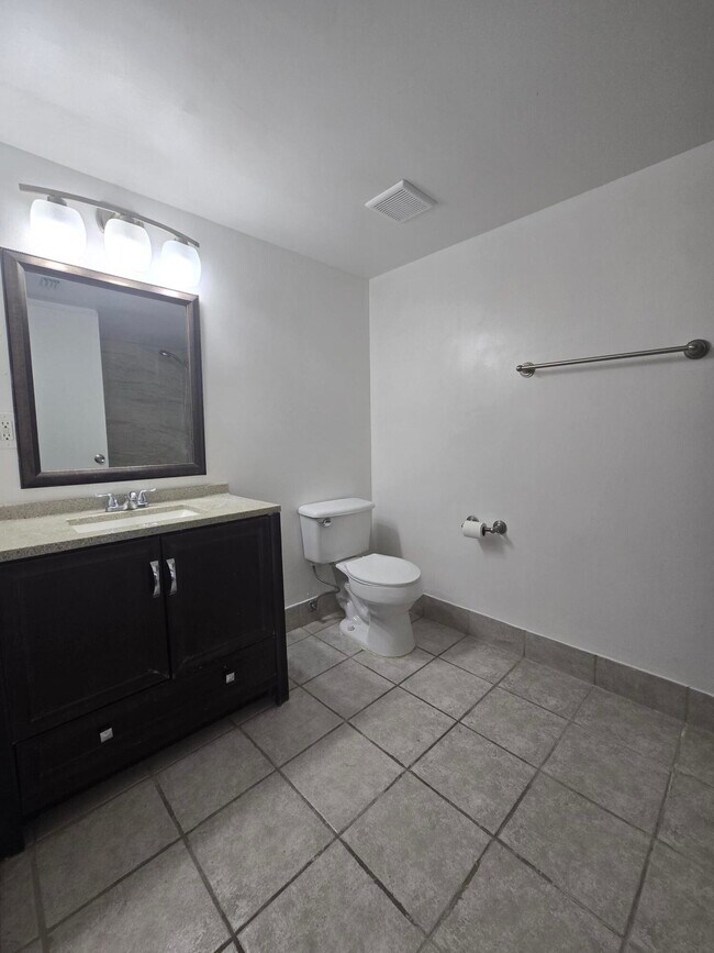Building Photo - 1400 Crestwood Ct S