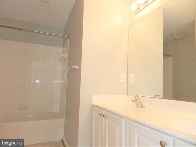 Building Photo - 5203 Linden Dr