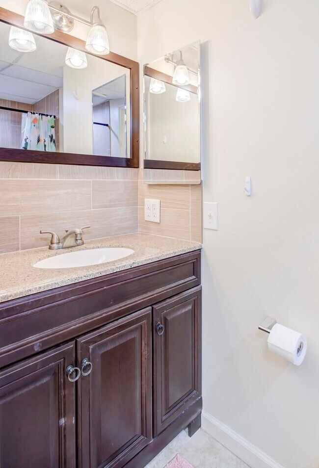 Building Photo - 3 Bedroom / 2.5 Bath Condo - Johnson City, TN