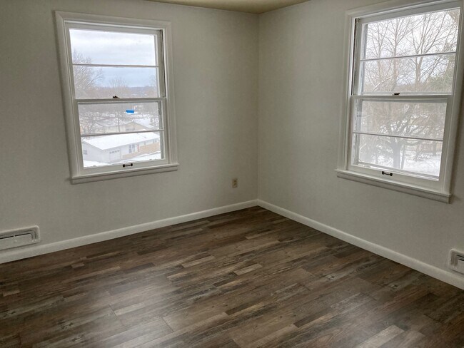 Building Photo - 1560 Grandview Dr