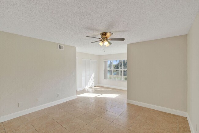 Building Photo - Remodeled 2 Bedroom / 2 Bathroom Condo with Lake View – Great Location