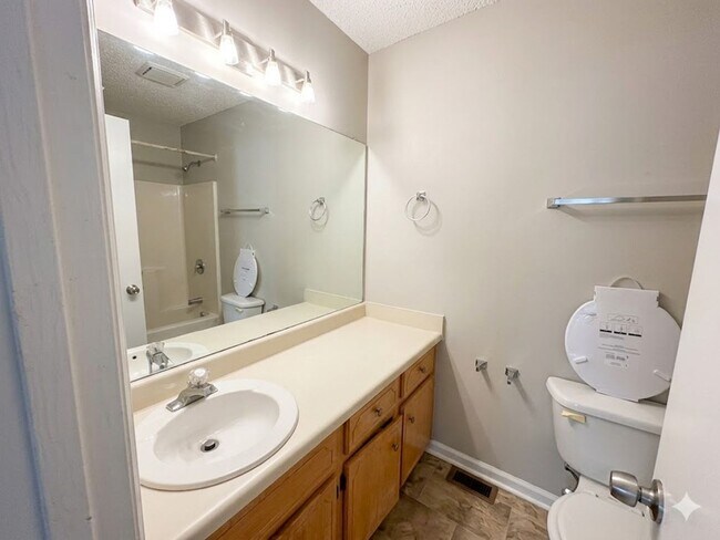 Building Photo - RATE DROP ALERT (was $1625/month) and MOVE-IN SPECIAL: $500 OFF 1ST MONTH'S RENT!**