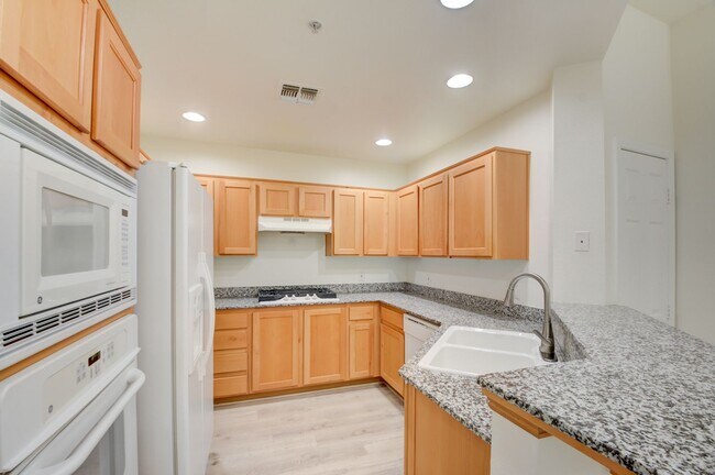Building Photo - Park Avenue Mid Rise Condo. All HOA Amenities